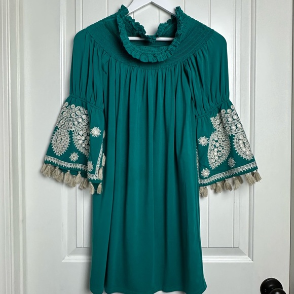 VaVa by Joy Han emerald off the shoulder embroidered flare sleeve dress medium - Picture 3 of 8